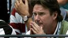 Jimmy Connors, kouč Andy Roddicka, sleduje zápas svého svěřence proti Florentu Serrovi na US Open.