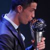 Cristiano Ronaldo přebírá cenu pro nejlepšího hráče sezony