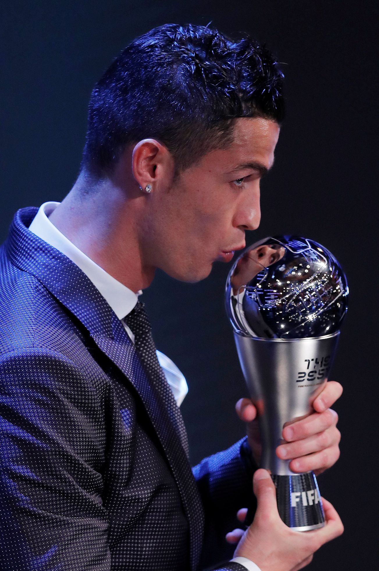 Cristiano Ronaldo přebírá cenu pro nejlepšího hráče sezony
