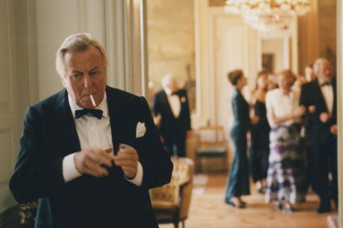 Syrové drama Rodinná oslava odhaluje patologicky pokřivené rodičovské, manželské i milenecké vztahy uvnitř dysfunkční rodiny.