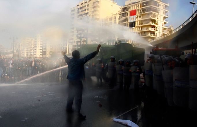 V sobotu ráno se do ulic Káhiry vrátili demonstranti. I přes zákaz vycházení