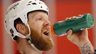 Obránce Washingtonu Capitals John Erskine na tréninku