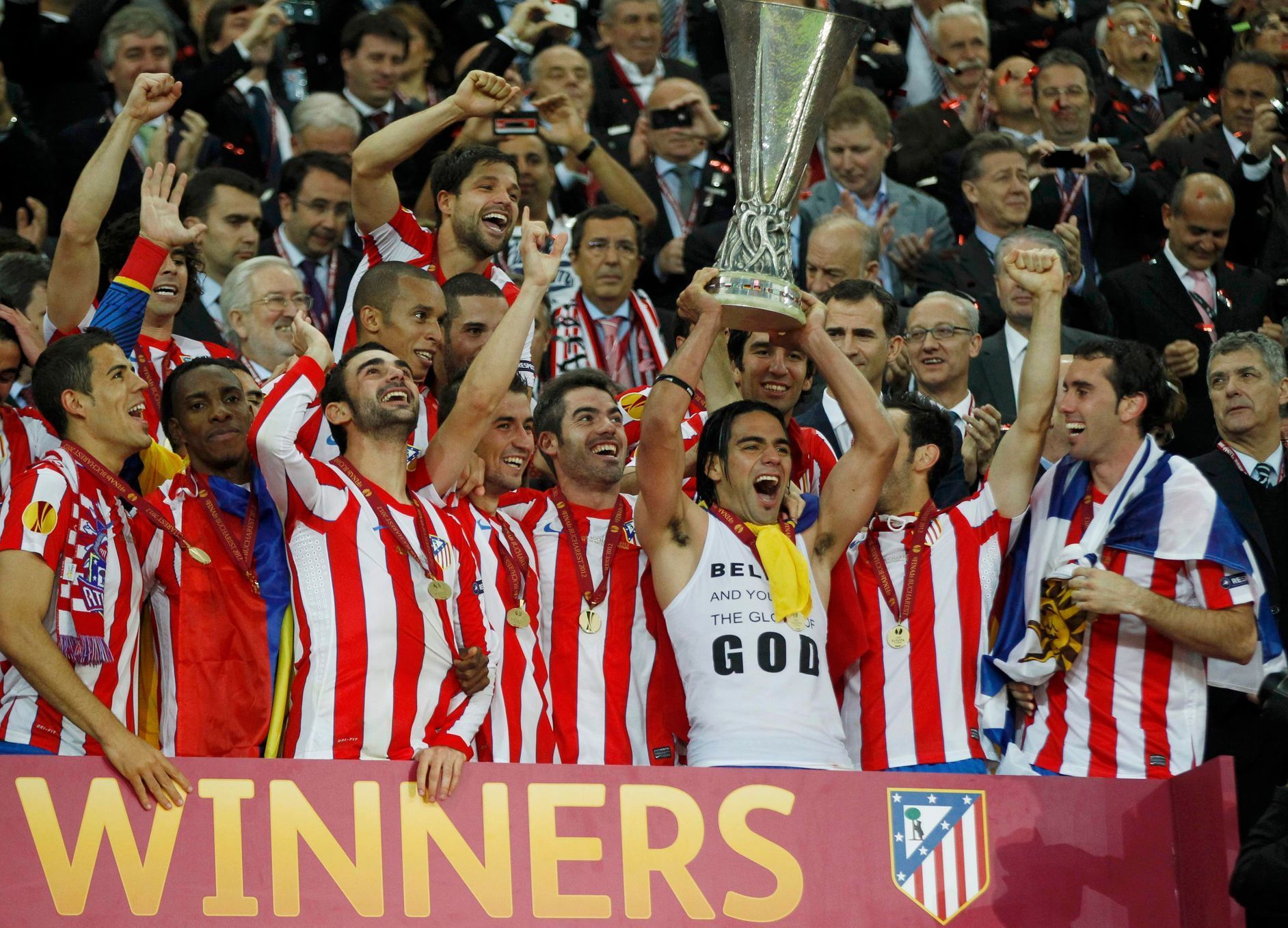 Hráči Atlética Madrid se radují ze zisku poháru v Evropské lize