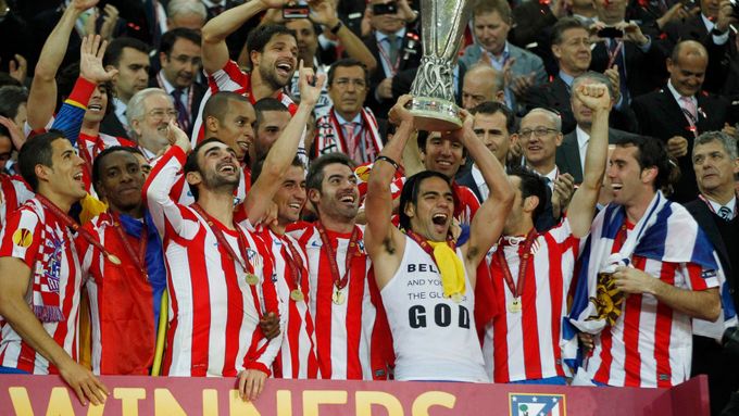 Hráči Atlética Madrid se radují ze zisku trofeje