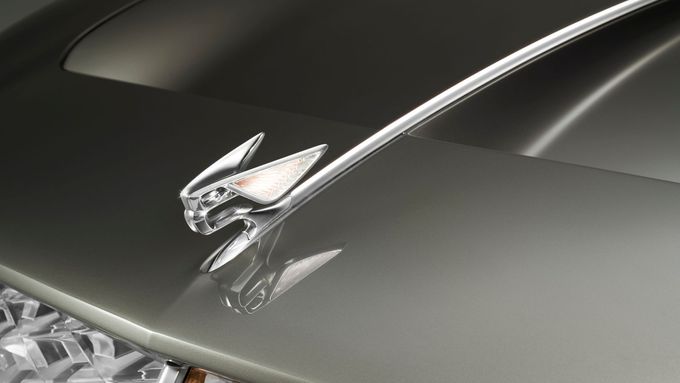Logo Bentley na kapotě konceptu EXP 100 GT.