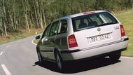 Octavia byla v roce 2000 třetím nejprodávanějším autem v Česku a samozřejmě se také nabízela s karoserií kombi s 548litrovým zavazadlovým prostorem. A v nabídce už tehdy nechyběl oblíbený turbodiesel, konkrétně 1.9 TDI. Slabší verze měla 66 kW a kombík s ní začínal na 499 900 korunách. Průměrnou mzdu jste na auto museli šetřit 38 měsíců.