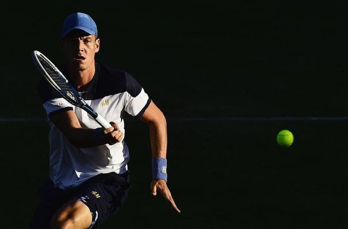 Tomáš Berdych zahrává volej během zápasu s Australanem Jamesem Duckworthem na turnaji v londýnském Queens Club, 10. června 2014.