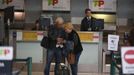 Passengers check their tickets at the airport during a 24-hour general strike in Lisbon November 14, 2012. Millions of workers joined strikes across southern Europe on Wednesday to protest against spending cuts and tax hikes that trade unions say have brought misery and deepened the region's economic crisis, with Spanish and Portuguese workers holding their first coordinated general strike. REUTERS/Rafael Marchante (PORTUGAL - Tags: BUSINESS POLITICS EMPLOYMENT TRANSPORT) Published: Lis. 14, 2012, 10:52 dop.