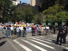 Demonstrace před OSN při návštěvě Papeže Františka v New Yorku