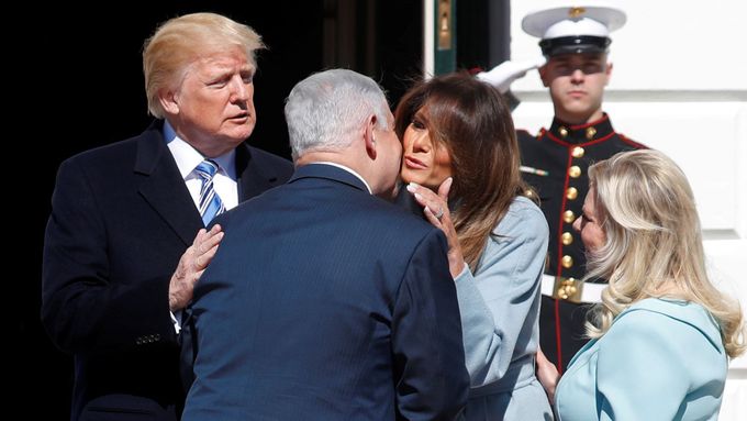 Donald Trump s manželkou Melanií vítají izraelského premiéra Benjamina Netanjahua.