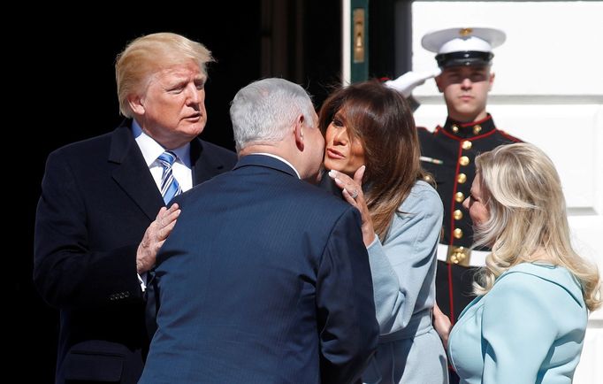 Donald Trump s manželkou Melanií vítají izraelského premiéra Benjamina Netanjahua.