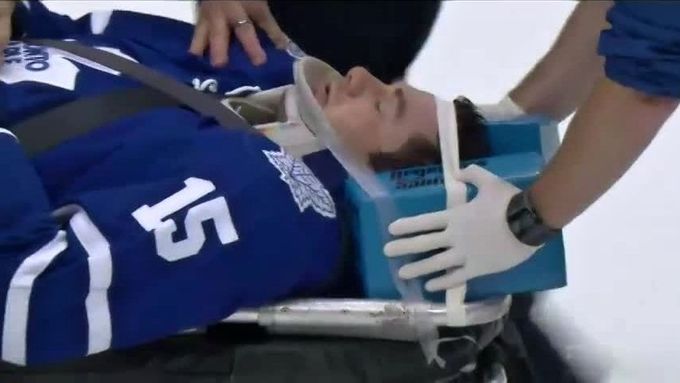 Paul Ranger z Toronta zraněný v zápase s Tampou.