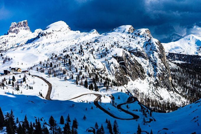 Passo Falzarego - Pohled na serpentiny na Passo di Falzarego z Passo di Valparola.