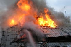 Opuštěnému zimnímu stadionu v Teplicích hořela střecha