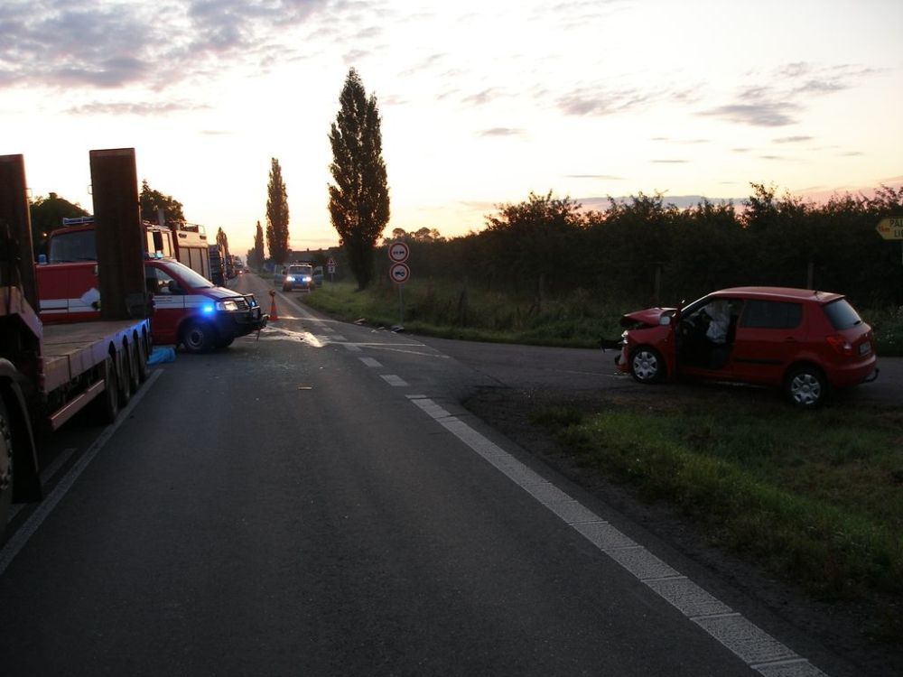 Nehoda osobního vozu a kamionu u Hradce Králové