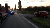 Doprvní nehodu způsobil řidič osobního vozidla, který odmrštil před ním odbočující auto do protisměru