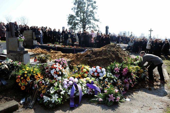 Pohřeb tří ze čtyř obětí v Petřvaldě na Karvinsku, kde v březnu 2009 zastřelil útočník čtveřici lidí.
