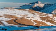 Vede tudy Trail Ridge Road, nejvýše položená silnice ve Spojených státech. Nachází se v nadmořské výšce 3700 kilometrů nad mořem. V zimě a někdy i na jaře bývá zavřená.