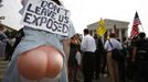 A supporter of U.S. President Barack Obama's 2010 healthcare overhaul stands outside the Supreme Court in Washington June 28, 2012. A sharply divided Supreme Court on Thursday upheld the centerpiece of Obama's signature healthcare overhaul law that requires that most Americans get insurance by 2014 or pay a financial penalty. REUTERS/Jason Reed (UNITED STATES - Tags: POLITICS HEALTH CIVIL UNREST TPX IMAGES OF THE DAY) Published: Čer. 28, 2012, 3:22 odp.