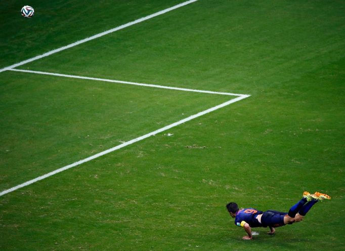 Robin van Persie of the Netherlands heads to score against Spain during their 2014 World Cup Group B soccer match at the Fonte Nova arena in Salvador June 13, 2014. REUTE