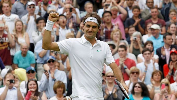 Roger Federer se raduje poté, co zvládl otočit zápas s Julienem Benneteauem