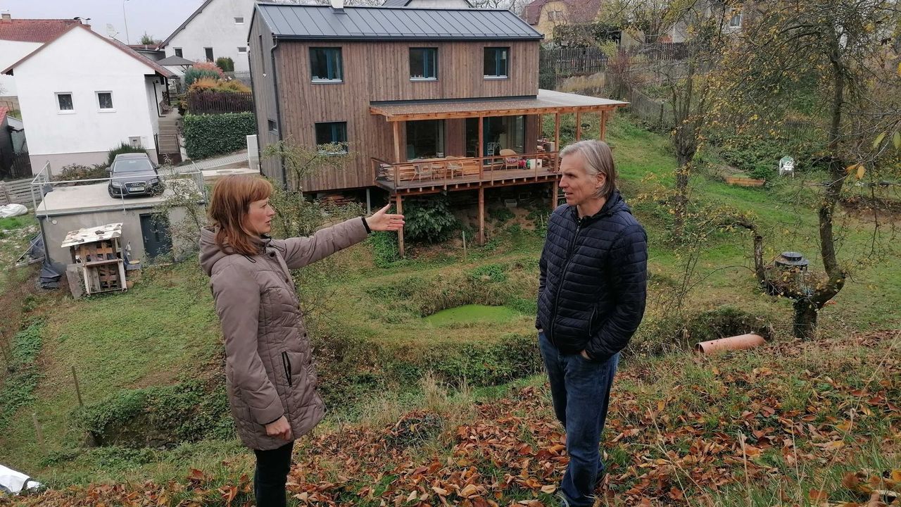 Nelekli se pozemku ve stráni a ušetřili statisíce. Teď je dům nad malou roklí výhodou