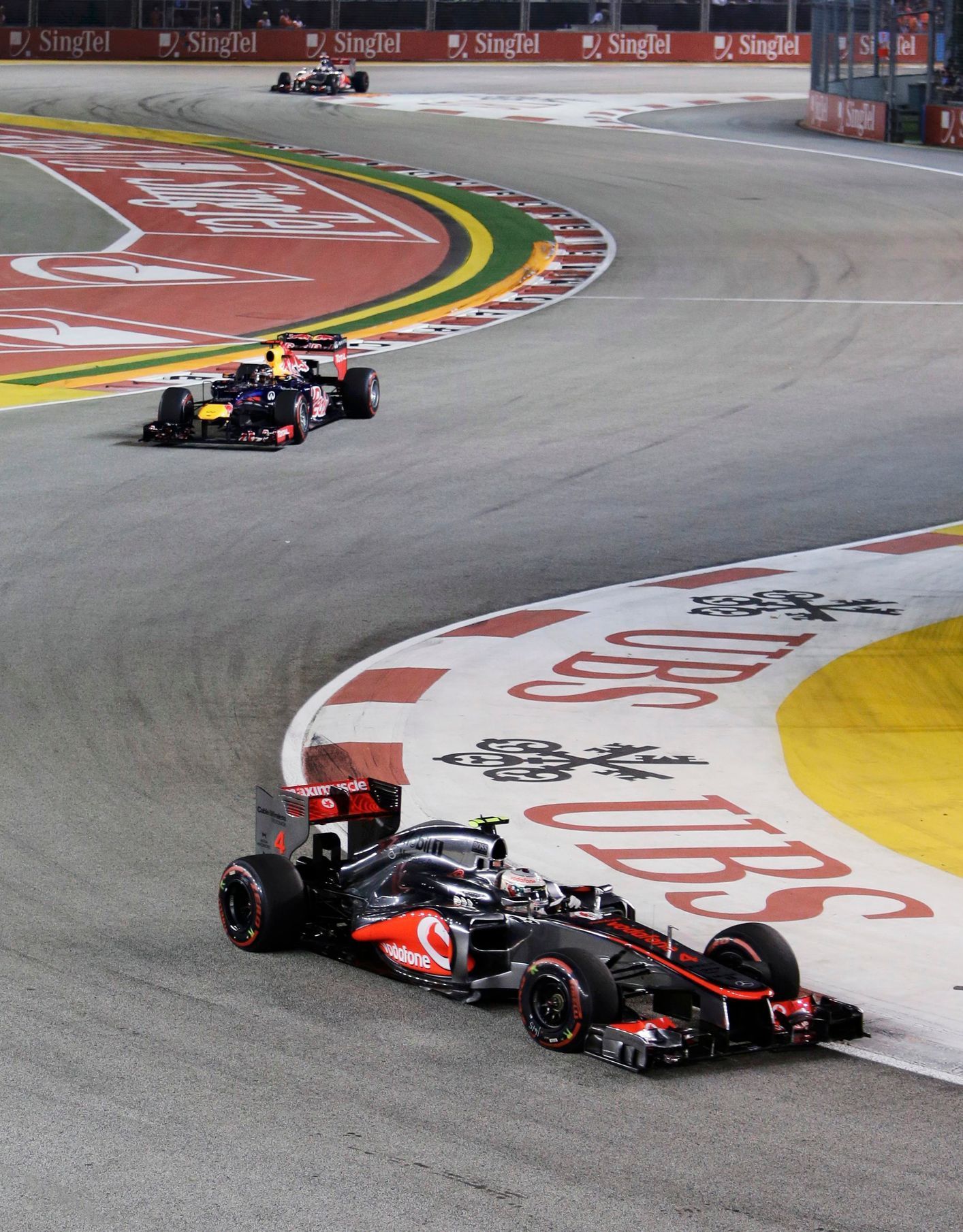 Velká cena Singapuru, Hamilton následovaný Vettelem