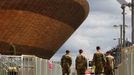 Soldiers walk past the Velodrome at the London 2012 Olympic Park in Stratford, east London July 13, 2012. Security surrounding the Olympics has made the headlines this week after Britain was forced to deploy 3,500 extra troops to fill an embarrassing last-minute shortfall in private security staff.REUTERS/Luke MacGregor (BRITAIN - Tags: MILITARY POLITICS SPORT OLYMPICS) Published: Čec. 13, 2012, 3 odp.