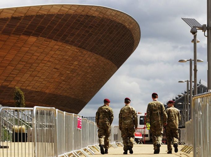 Soldiers walk past the Velodrome at the London 2012 Olympic Park in Stratford, east London July 13, 2012. Security surrounding the Olympics has made the headlines this week after Britain was forced to deploy 3,500 extra troops to fill an embarrassing last-minute shortfall in private security staff.REUTERS/Luke MacGregor (BRITAIN - Tags: MILITARY POLITICS SPORT OLYMPICS) Published: Čec. 13, 2012, 3 odp.