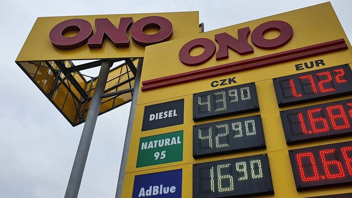 Vláda řeší, jak zastavit paniku na českých pumpách. Zvažuje cenové stropy i nižší DPH; Zdroj foto: ČTK