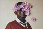 Lee-Ann Olwageová (Jihoafrická republika): Portrét Purity Ntetie Loporesové ze série Právo hrát si. Finalistka v kategorii Kreativní fotografie. Ukázka ze série snímků.