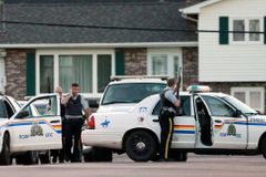 Střelec v Kanadě zabíjel nejdříve doma, pak se vydal do školy. Čtyři lidé jsou mrtví, další zranění