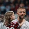 Tomáš Souček slaví s dcerou Terezou vítězství ve finále Konferenční ligy Fiorentina - West Ham