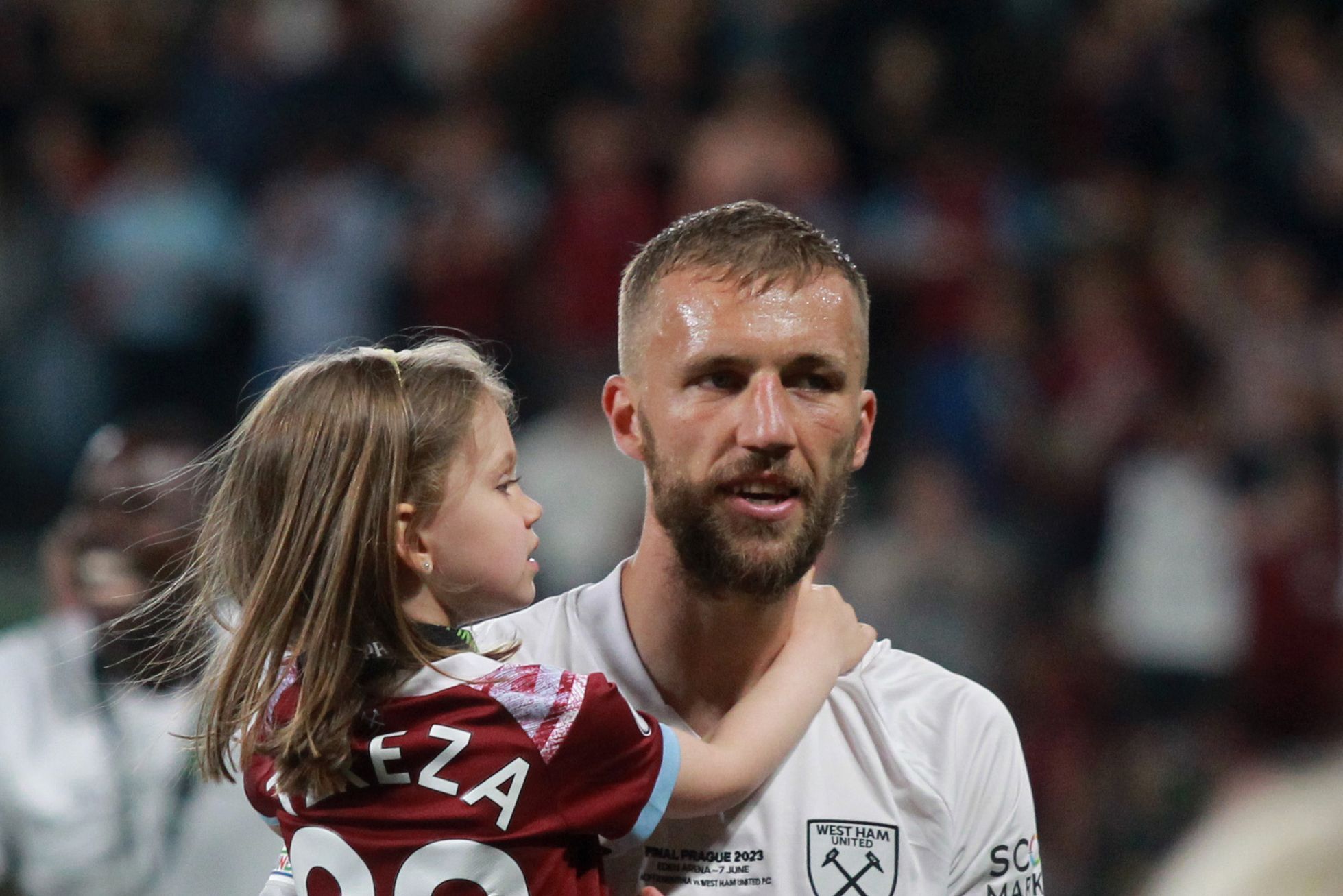 Tomáš Souček slaví s dcerou Terezou vítězství ve finále Konferenční ligy Fiorentina - West Ham