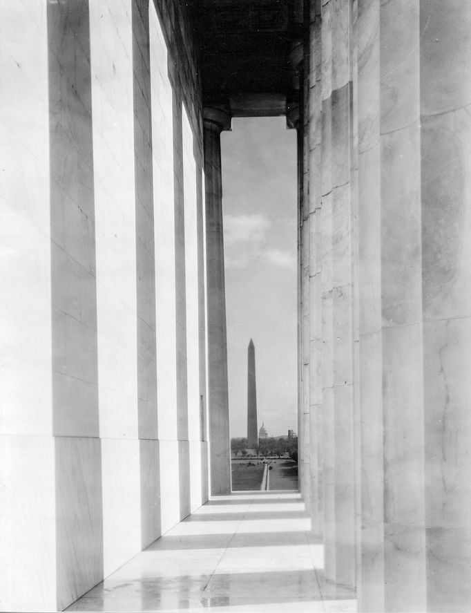 Pohled z Lincolnova památníku na Washingtonův monument a Kapitol, Washington, D.C., kolem roku 1935.