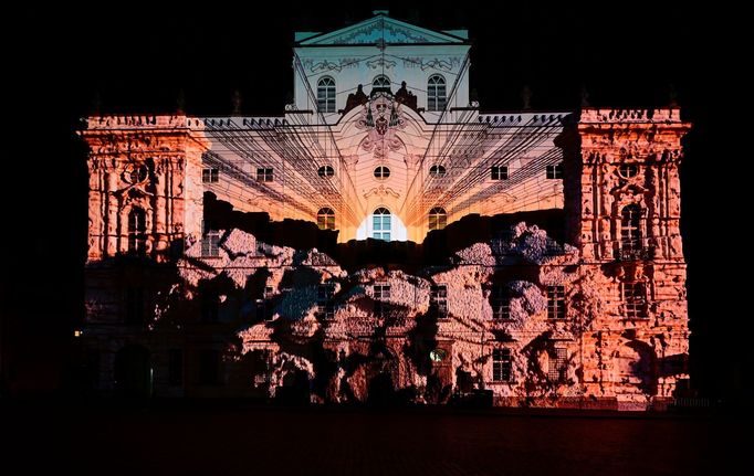 Na fasádě Arcibiskupského paláce lidé uvidí videomapping o vzniku a vývoji forem života Eternal Recurrence od Filipa Hodase.