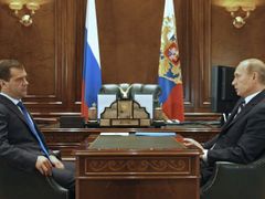 První dva muži Ruské federace prezident Dmitrij Medveděv a premiér Vladimir Putin rozmlouvají o řešení finanční krize v Rusku