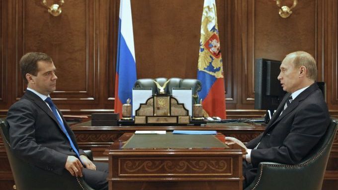 První dva muži Ruské federace prezident Dmitrij Medveděv a premiér Vladimir Putin rozmlouvají o řešení finanční krize v Rusku