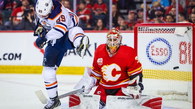 Brankář Calgary Cam Talbot v utkání proti Edmontonu.