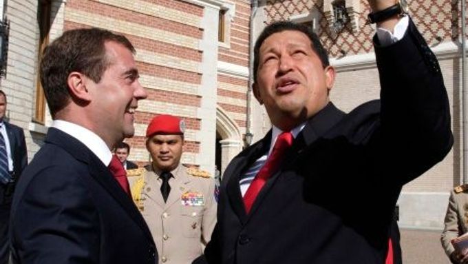 Hugo Chávez (vpravo) a Dmitrij Medveděv.
