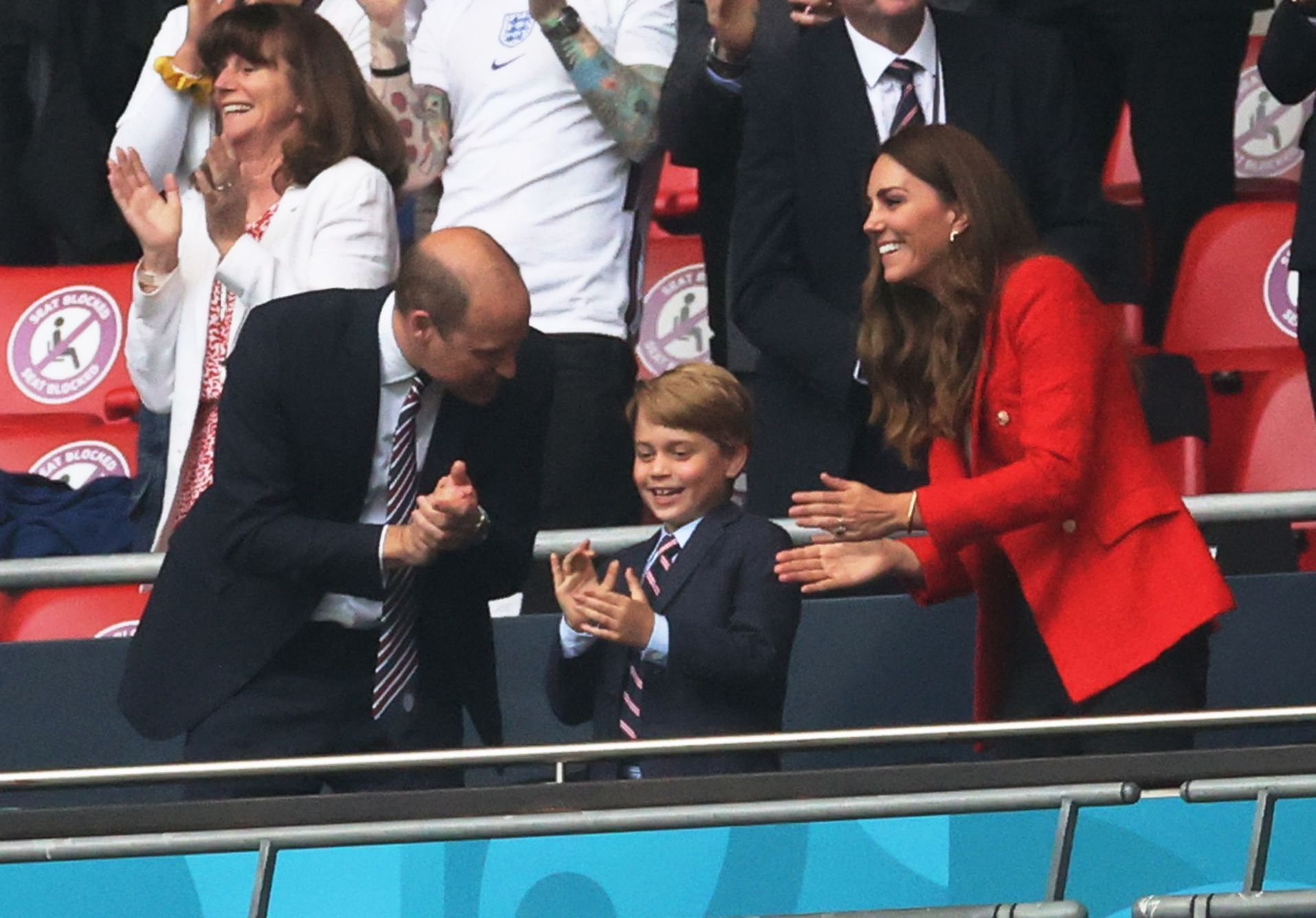 Princ William, Catherine a vévodkyně z Cambridge - známá i jako Kate Middletonová -  a syn princ George