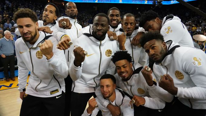 basketbal, NBA 2018/2019, šampioni z Golden State s prsteny pro vítěze na začátku nového ročníku soutěže
