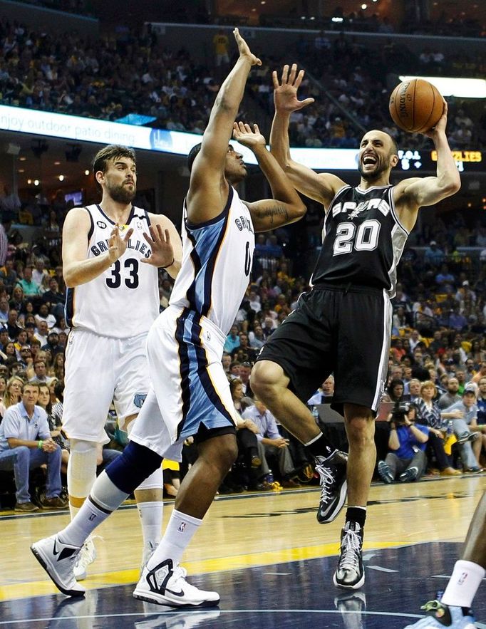 Ginobili ze San Antonia střílí přes hráče Memphisu Arthura v semifinále NBA.