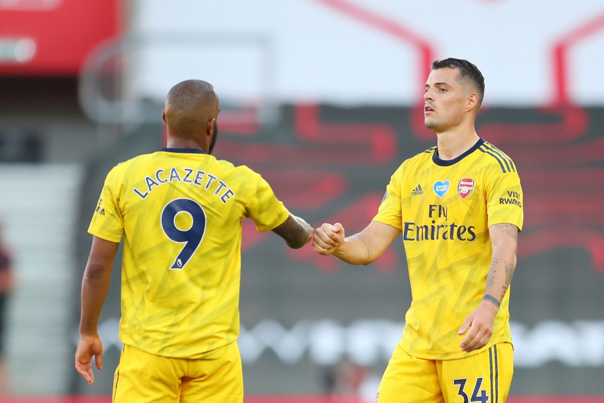 31. kolo anglické fotbalové ligy 2019/20, Southampton - Arsenal: Granit Xhaka a Alexandre Lacazette oslavují gól Arsenalu