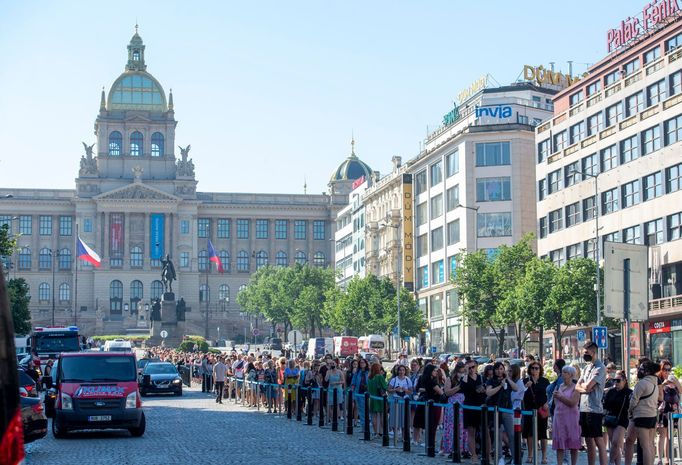 Fronta zákazníků čekající na vstup do nové prodejny Primarku na pražském Václavském náměstí.