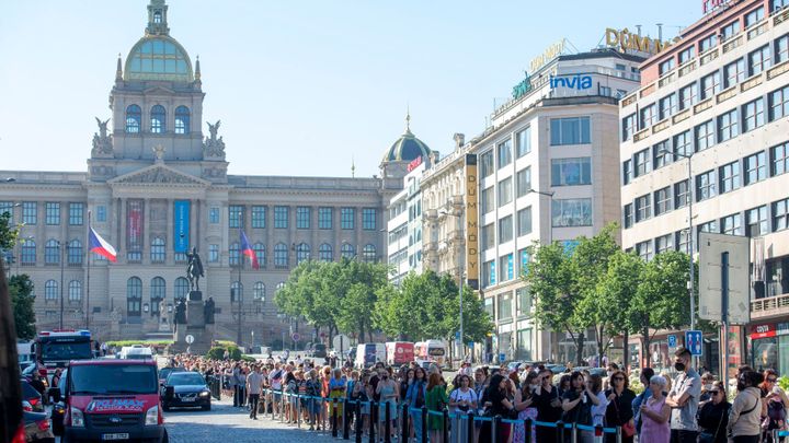 Video: Ve vedru čekají i dvě hodiny. "Vyplatí se mi to," říkají návštěvníci Primarku; Zdroj foto: ČTK