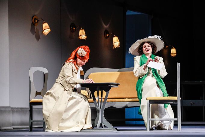 Tereza Richtrová v roli Hanny a Hana Tomáš Briešťanská jako Gretl.