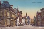 Pohled do Panské ulice (Herrengasse, dnes Masarykova třída) před rokem 1914. Vlevo stará budova pošty z let 1884-1886 a také palác Sedlnických z Choltic, na jehož místě dnes stojí bytový dům s prodejnou z 50. let 20. století.