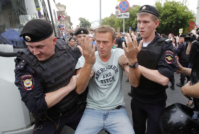 Policie zatýká ruského opozičníka Alexeje Navalného na demonstraci v Moskvě 12. června 2019