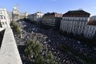 "Už nás nebabiš!" Tisíce lidí protestovaly proti stíhanému Babišovi a vládě s podporou KSČM